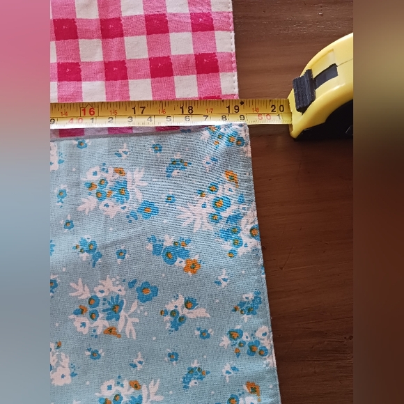 Set Of 4 Adorable Reversable Placemats Blue Floral Red Plaid Nice Size - Picture 8 of 10